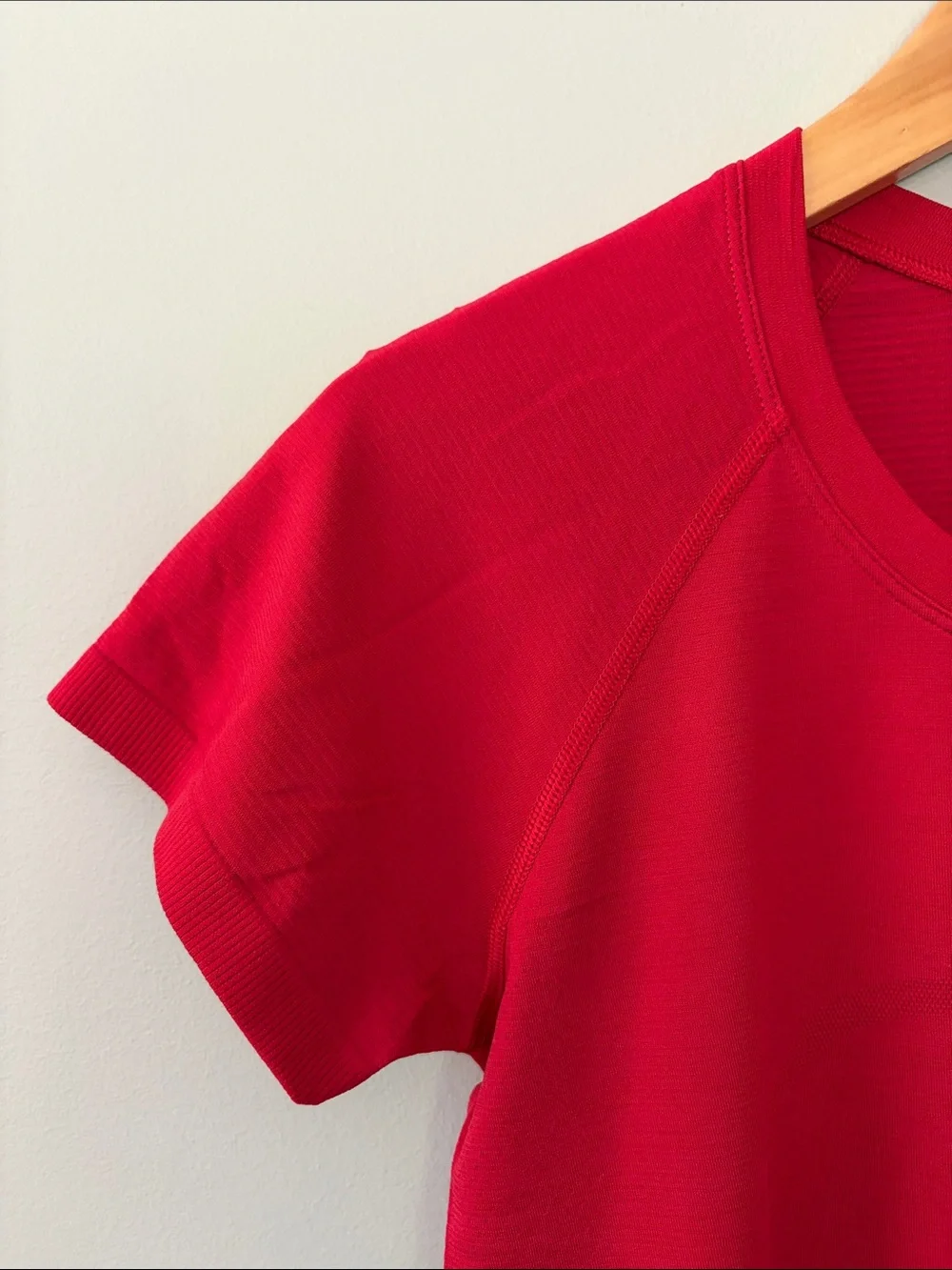 Lululemon Swiftly Tech SS Short Sleeve Tee Size 8 Red - Picture 5 of 7